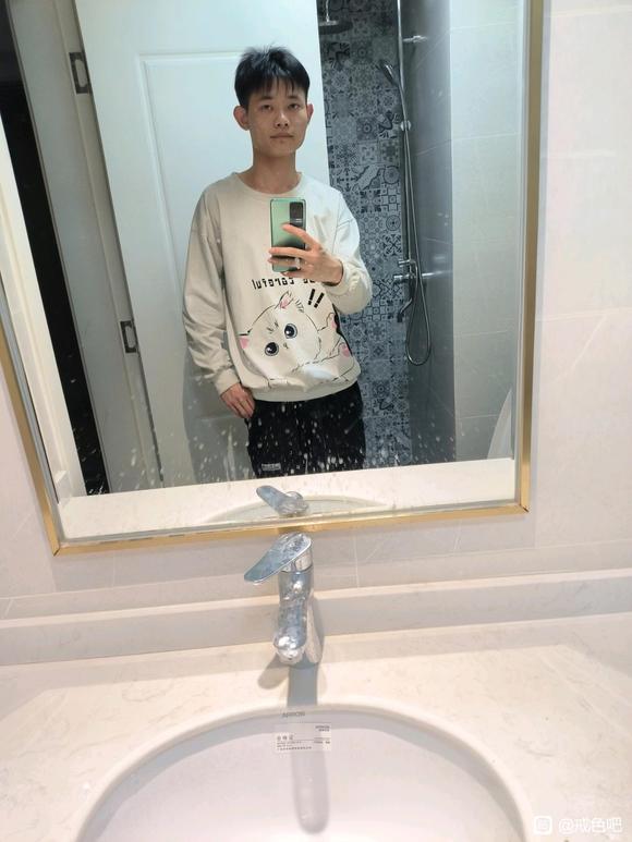 ”兄弟们，我很丑吗，戒撸45天了