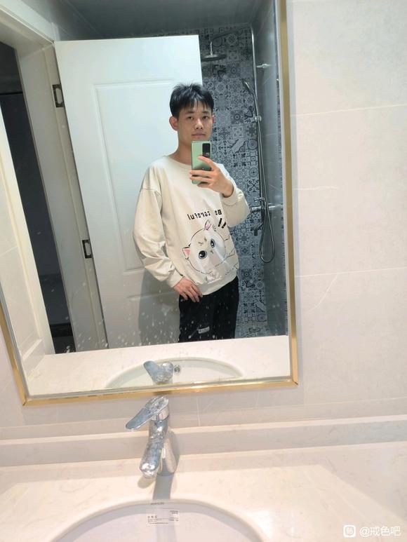 ”兄弟们，我很丑吗，戒撸45天了