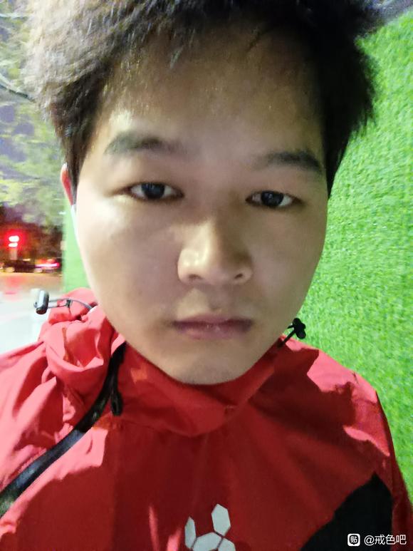 ”朋友们看下我像多大的