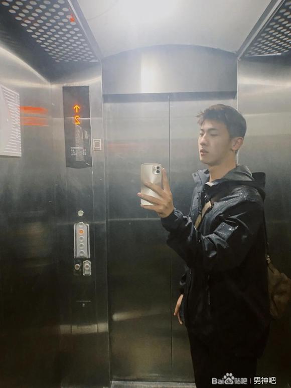 ”夜晚拍照都很帅#戒色吧