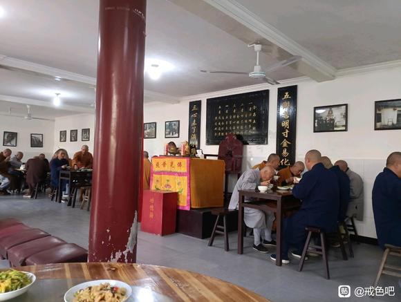 ”在庙里吃饭，很香。