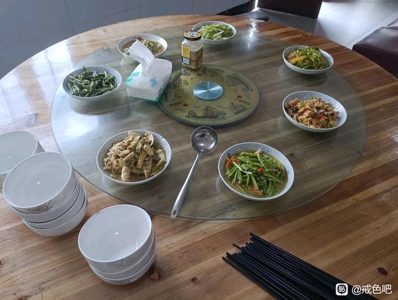 ”在庙里吃饭，很香。