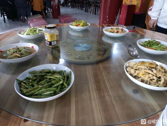 ”在庙里吃饭，很香。