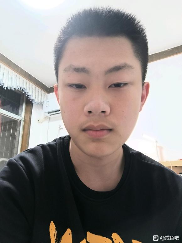 ”这是我手艺前后的外貌变化，警示大家