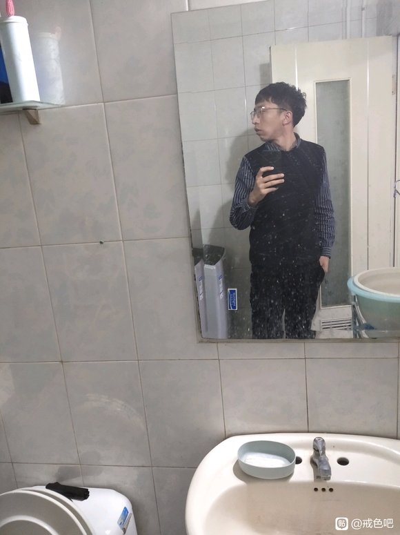 ”戒色两百天，我能变帅吗？我觉得自己依然像个怪物，这侧脸我真的