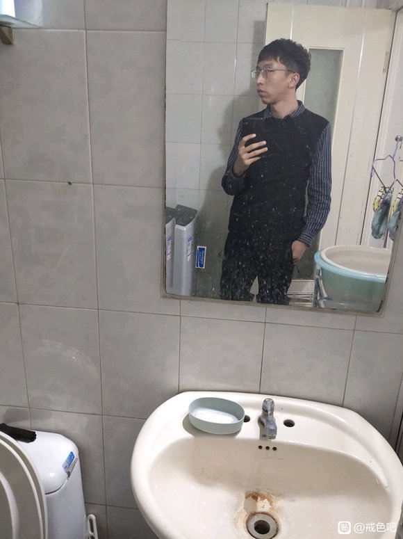 ”戒色两百天，我能变帅吗？我觉得自己依然像个怪物，这侧脸我真的