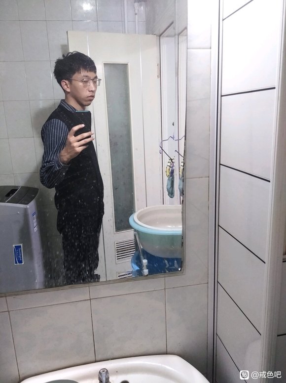 ”戒色两百天，我能变帅吗？我觉得自己依然像个怪物，这侧脸我真的