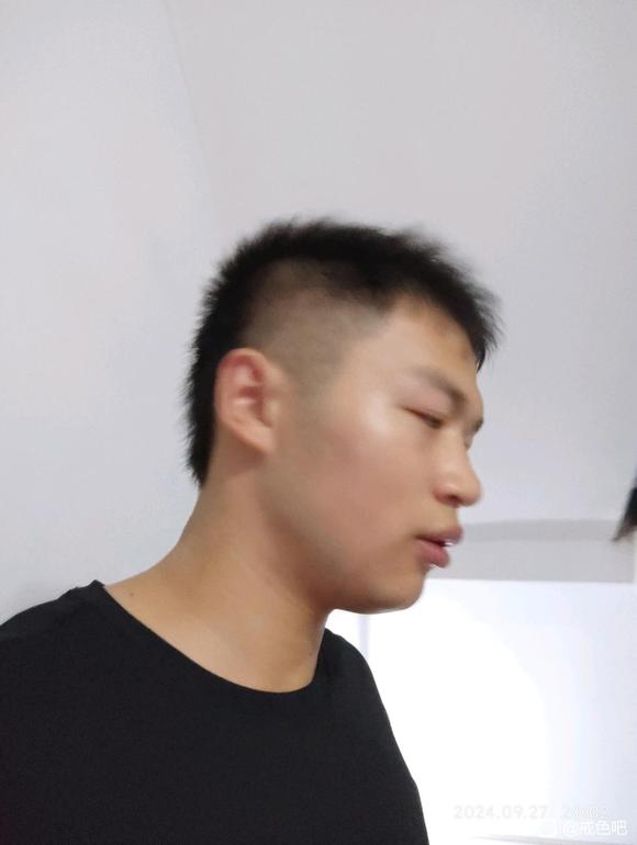 ”你们戒色变自信了，准备留个狼尾。